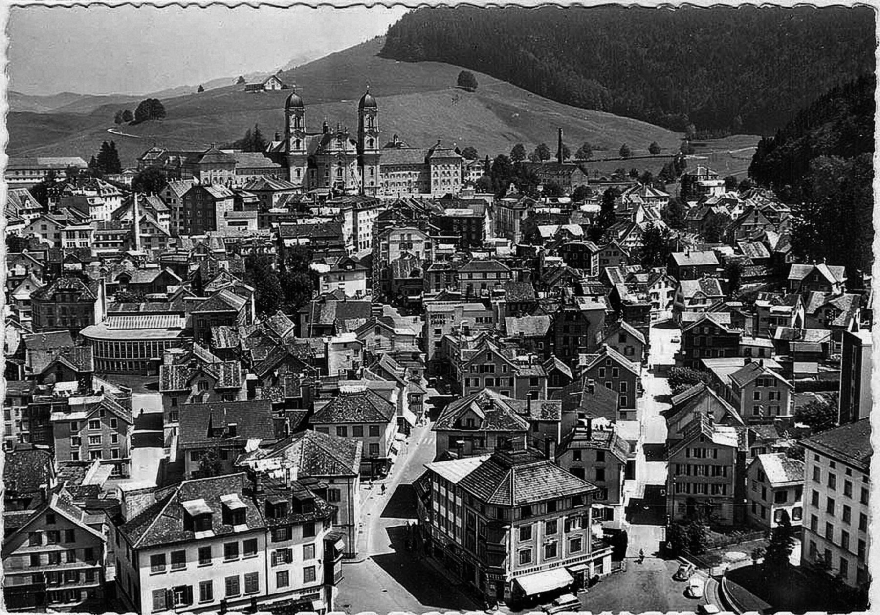 Historische Luftaufnahme von Einsiedeln (Postkarte, undatiert)